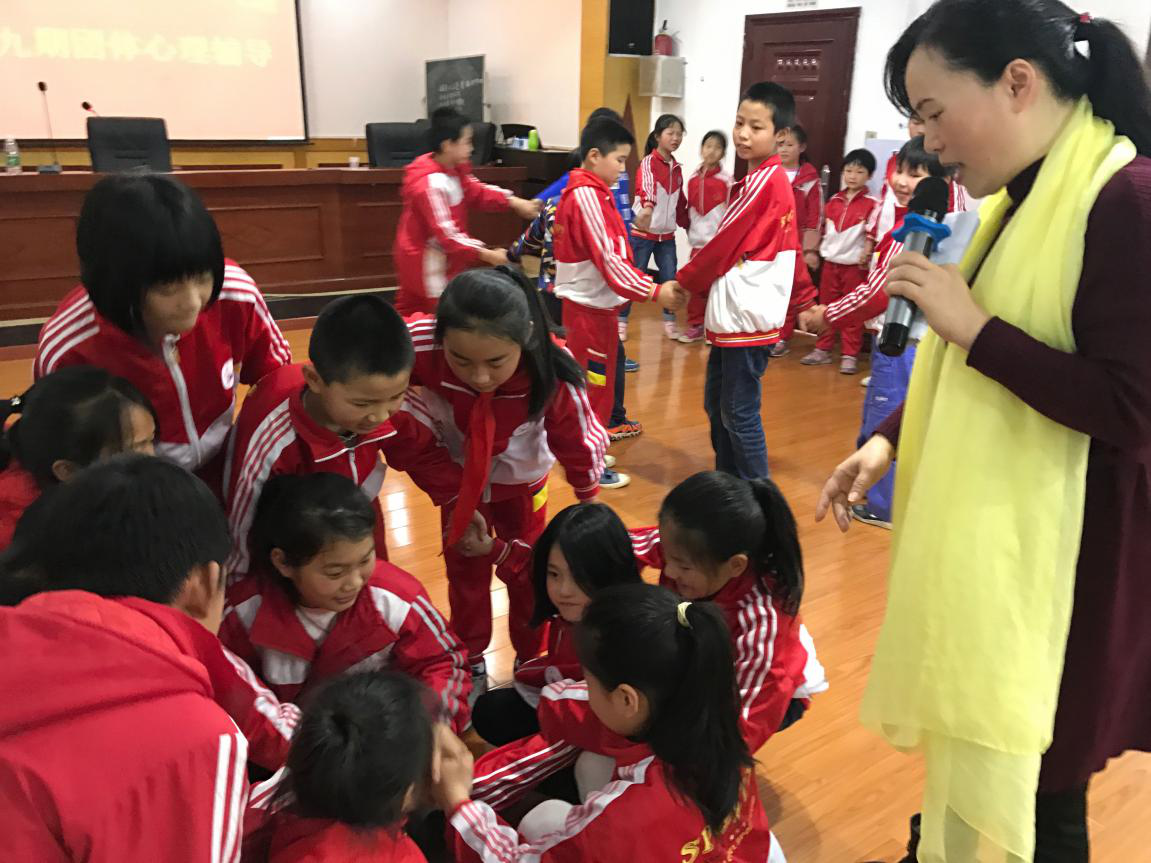 老师对游戏进行指导